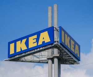 Bring Eleganz in dein Wohnzimmer: Dieser Pouf von Ikea mit Samtstoff wirkt edel