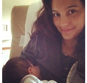 Emma Heming Willis beim Stillen ihres Babys. Emma Heming Willis beim Stillen ihres Babys.