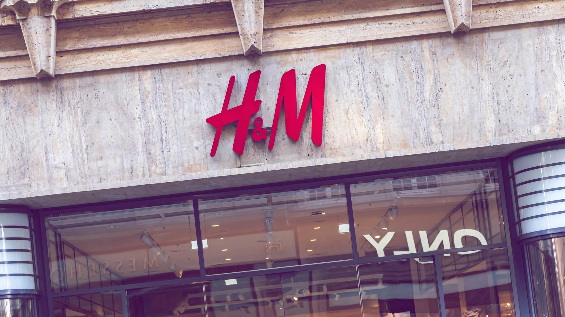 Unterm-Weihnachtsbaum-willst-du-nur-noch-diesen-kuscheligen-Pyjama-von-H-M-tragen