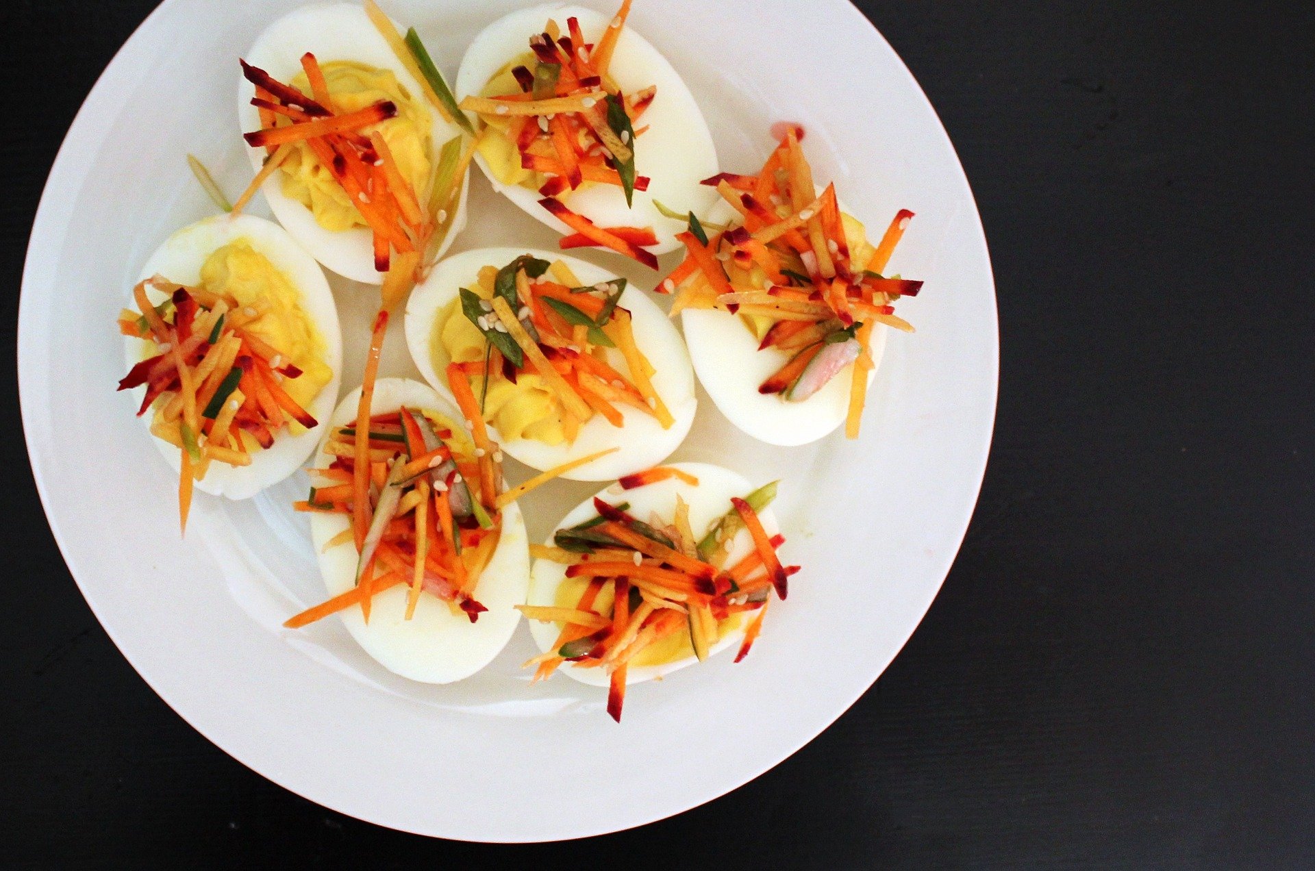 Eier gehören natürlich zum Osterbrunch dazu. Belegt mit feiner Rohkost und Sesam werden sie zum gesunden Snack.