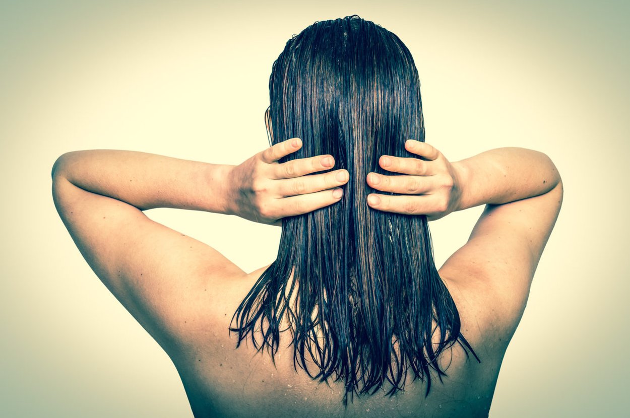 Frau mit Haaröl Frau mit Haaröl