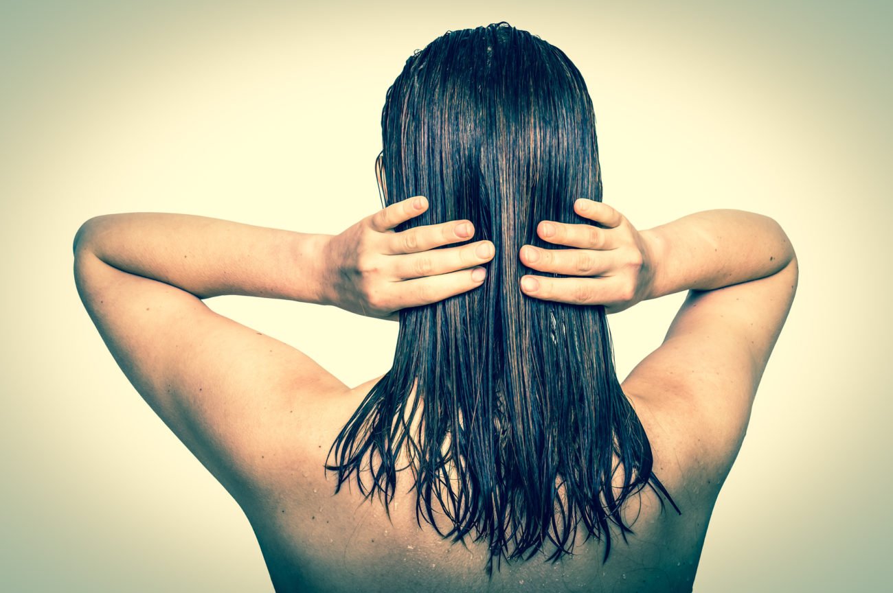 Frau mit Haaröl Frau mit Haaröl
