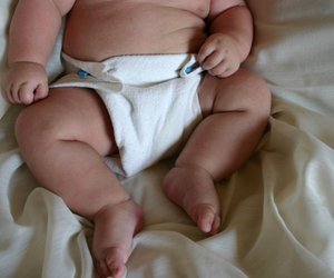 Baby breit wickeln: Hüftdysplasie beim Baby behandeln