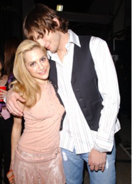 Ashton Kutcher nimmt Abschied. Ashton Kutcher nimmt Abschied.