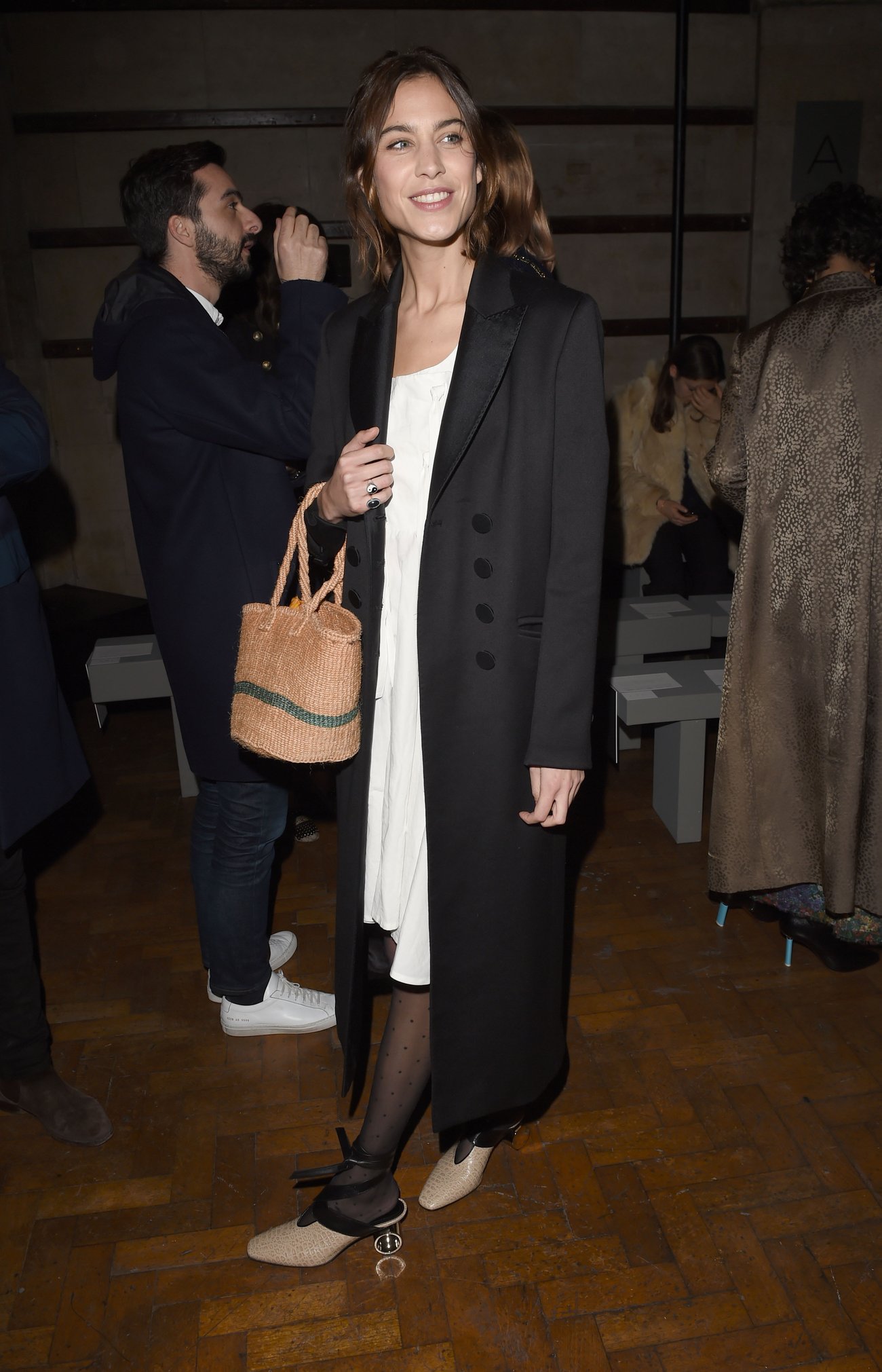 Alexa Chung trägt Korbtasche im Herbst zum Mantel Alexa Chung trägt Korbtasche im Herbst zum Mantel