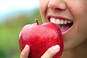 Apfel-Kaugeräusche sind für Misophoniker kaum zu ertragen Apfel-Kaugeräusche sind für Misophoniker kaum zu ertragen