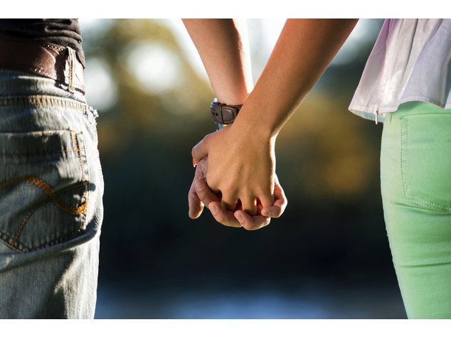 Partnervermittlung: Paar hält Händchen Partnervermittlung: Paar hält Händchen
