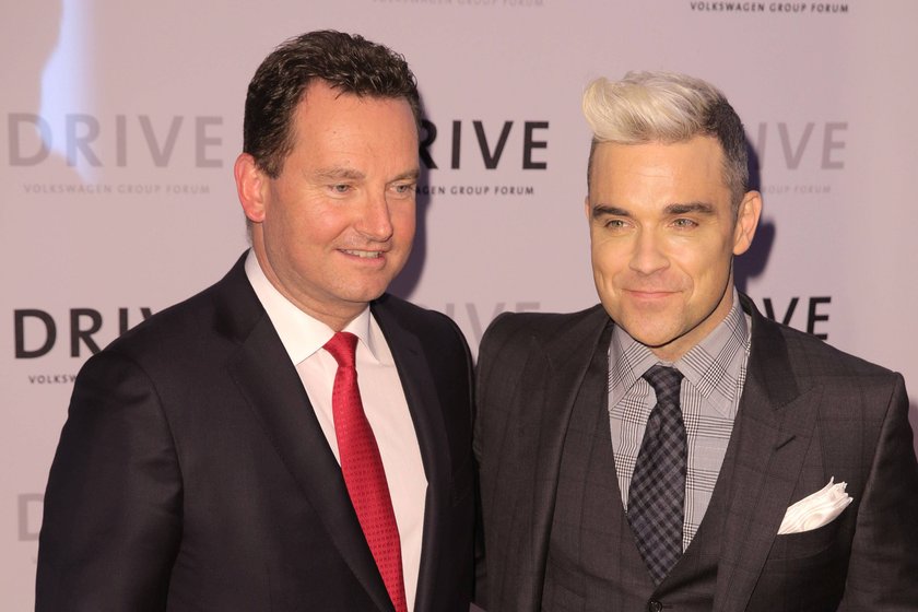 Stephan Grühsem und Robbie Williams bei der Eröffnung vom Drive VW Group Forum in Berlin.