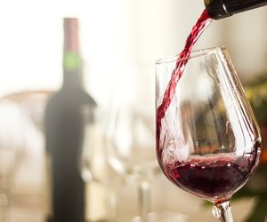 Rotwein statt Zahnpasta – hilft Rotwein wirklich gegen Karies?