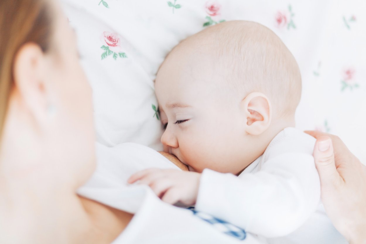 Baby weit beim Stillen Baby weit beim Stillen