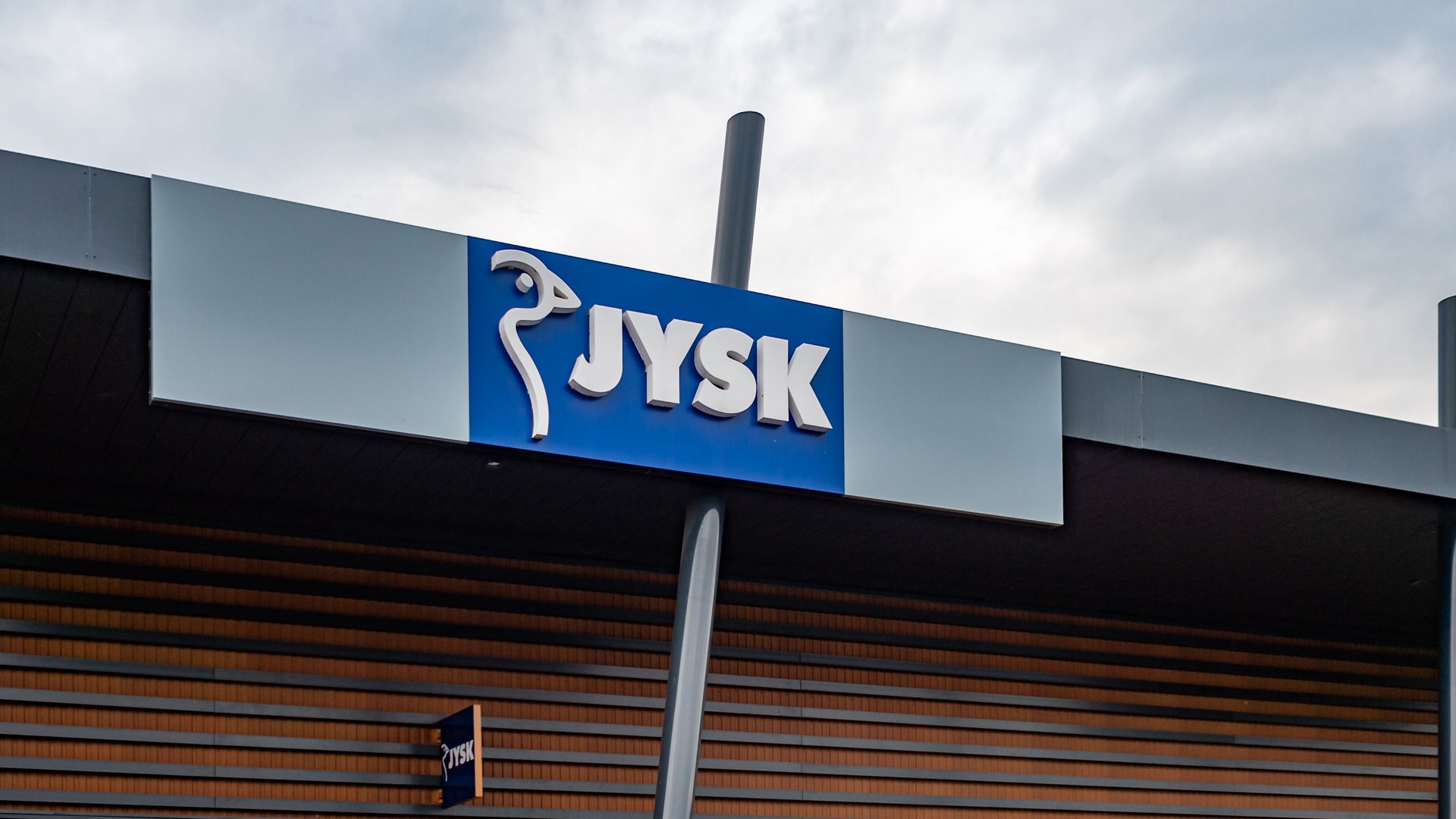 Skandinavische Eleganz Dieser Sockel von Jysk peppt jede Ecke auf