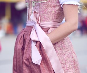 Dirndl-Schleife binden: Welche Seite hat welche Bedeutung?