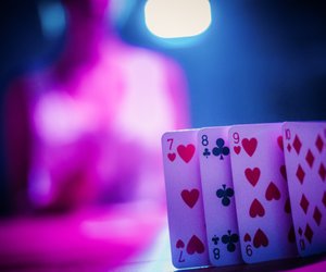 Strip Poker: Die Regeln für das spielerische Entkleiden
