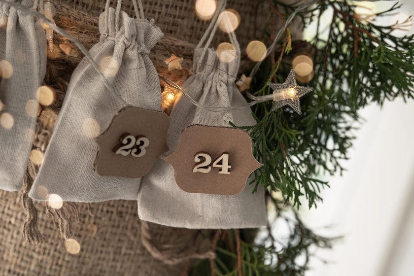 Adventskalender mit kleinen Türchen als Säckchen