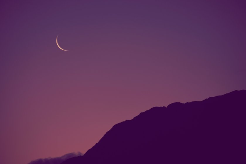 Neumond an violettem Himmel