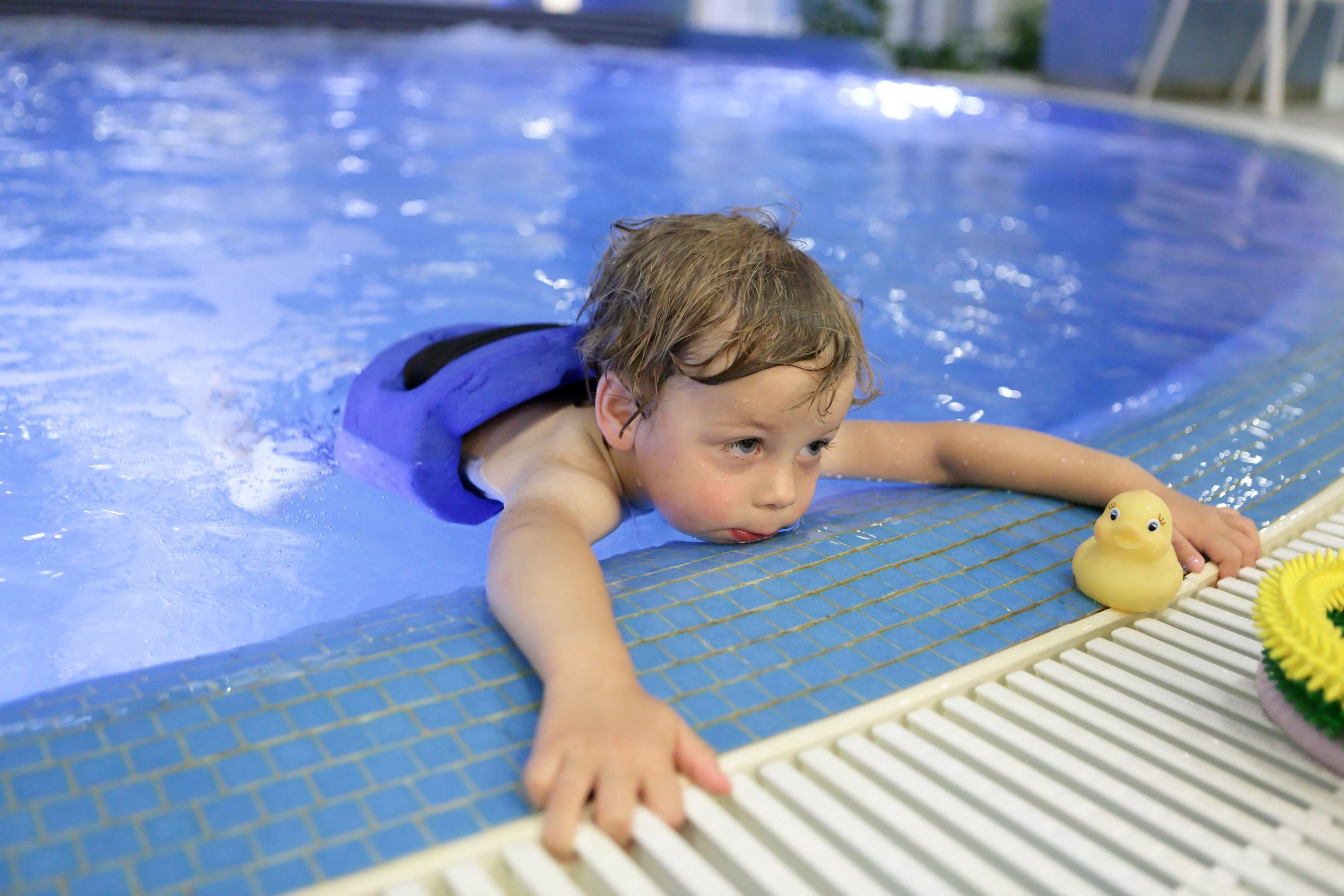 Darf man Kinder im Schwimmbad alleine lassen?