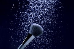 Glitzer darf zum Unicorn-Make-up nicht fehlen Glitzer darf zum Unicorn-Make-up nicht fehlen