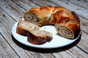 Ein Hefezopf mit Nuss- oder Mohnfüllung kommt immer gut an. Ein Hefezopf mit Nuss- oder Mohnfüllung kommt immer gut an.