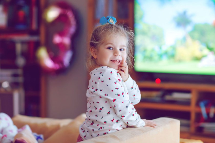 Kind Fernseher