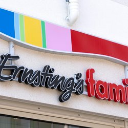 Hol dir mit dieser gelben Kerze von Ernsting's family Heimeligkeit in dein Zuhause