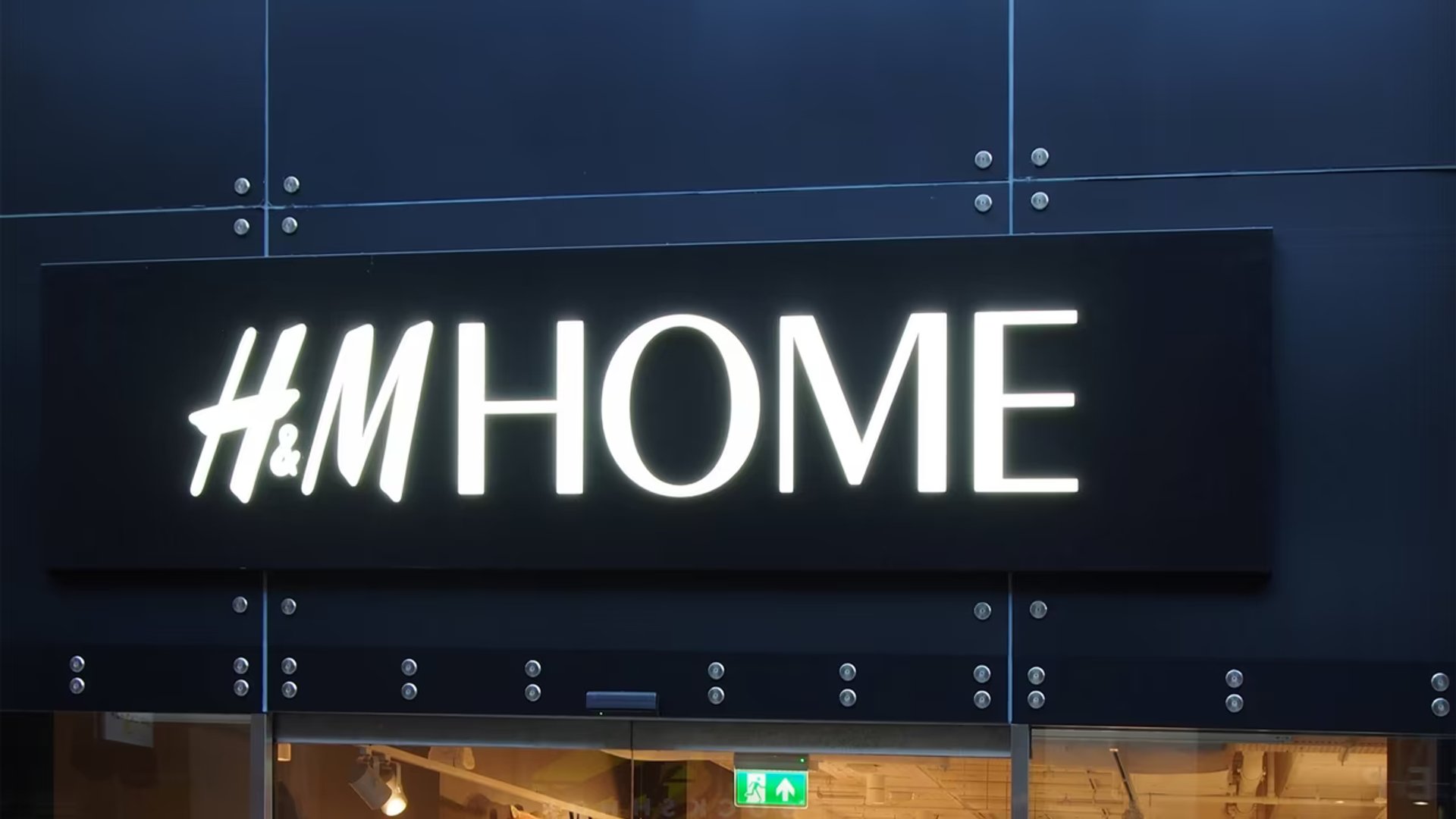 Dieser gestreifte Sonnenschirm von H&M Home ist ein Blickfang für den ...