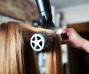 Haare glätten ohne Glätteisen: 8 Methoden