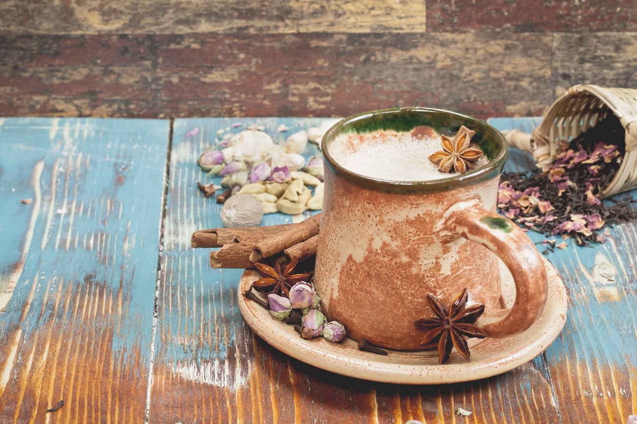 Eine Tasse Chai Tee mit Gewürzen Eine Tasse Chai Tee mit Gewürzen