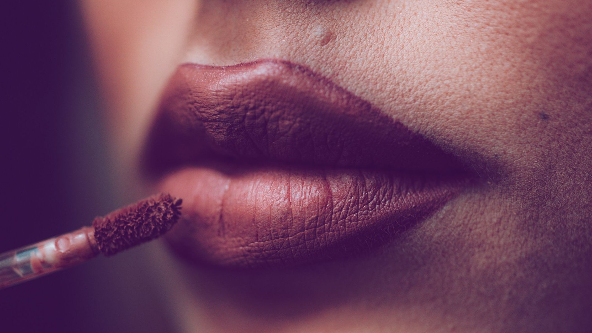 7-Lippenstifte-f-r-den-Herbst-die-so-sch-n-sind-dass-du-deine-alte-Lieblingsfarbe-vergisst