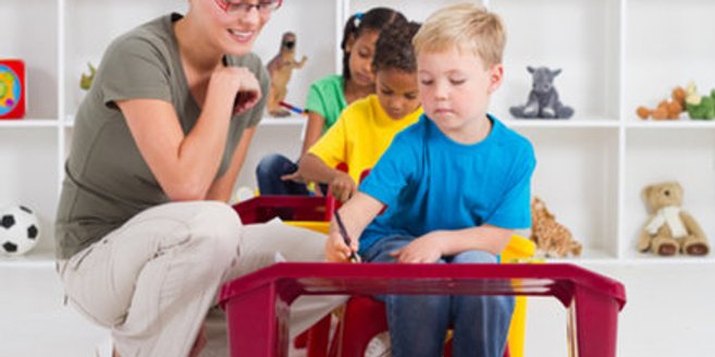Unternehmen beteiligen sich an der Kinderbetreuung. Unternehmen beteiligen sich an der Kinderbetreuung.