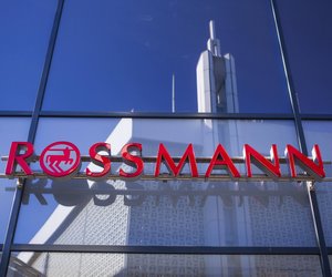 Vielseitiges Beauty-Tool von Rossmann: Das beliebte Produkt, das sowohl Foundation als auch Highlighter ist