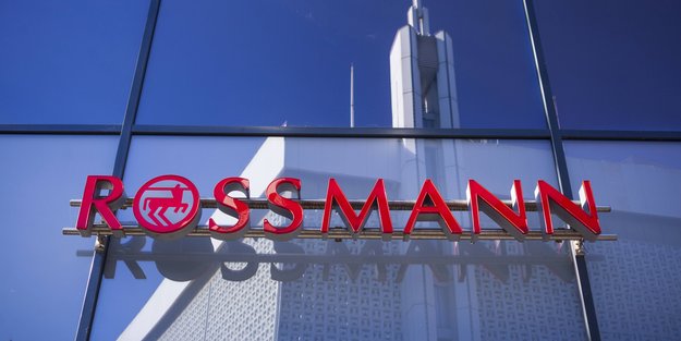 Vielseitiges Beauty-Tool von Rossmann: Das beliebte Produkt, das sowohl Foundation als auch Highlighter ist