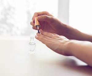 Die Besten laut Öko-Test: Dank dieser Top Coats hält deine Maniküre ab jetzt ewig