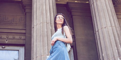 Langen Jeansrock kombinieren: 5 Styles für jeden Anlass
