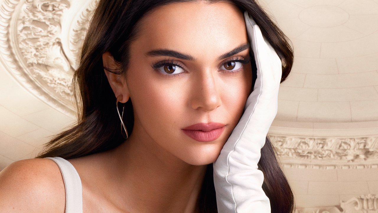 Du möchtest den ganzen Tag perfekt geschminkt sein wie Kendall Jenner? Ist möglich! Mit der richtigen Beauty-Routine und lang anhaltender Kosmetik.