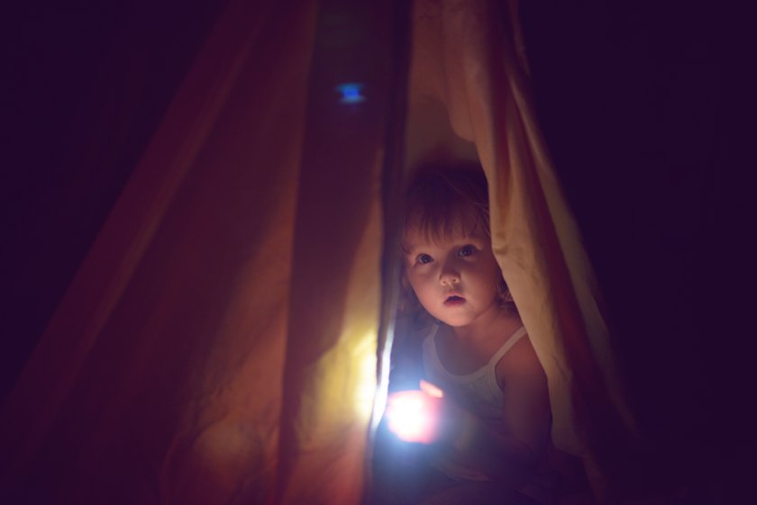 Kind mit Taschenlampe