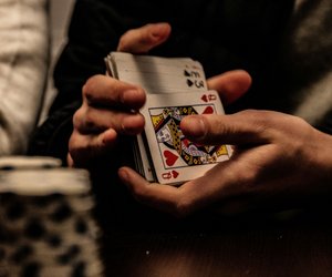 Kompakt & clever: Diese 12 Spiele passen in jedes Reisegepäck