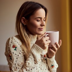 Grüner Tee vs. Kaffee: Welches Getränk steigert die Konzentration mehr?