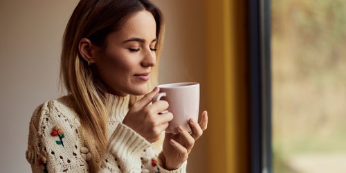 Grüner Tee vs. Kaffee: Welches Getränk steigert die Konzentration mehr?