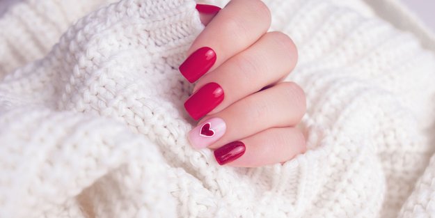 Valentinstags-Nägel: Diese Nageldesigns sind 2025 voll im Trend!