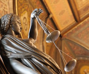 Für Charlotte-Link-Fans: Dieser Thriller über Folter und Rache wird dich wachhalten