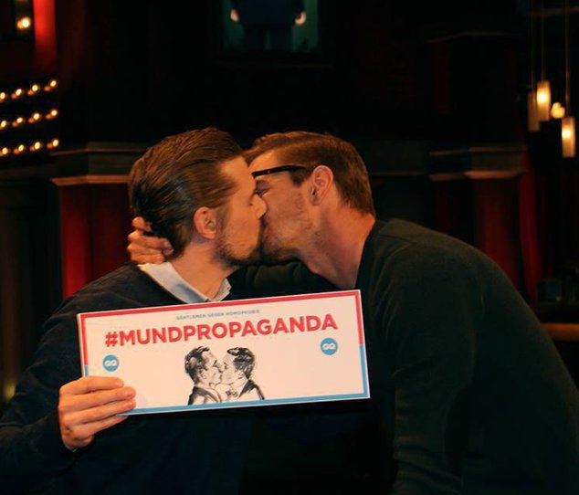 Joko und Klaas gehen zärtlich miteinander um Joko und Klaas gehen zärtlich miteinander um