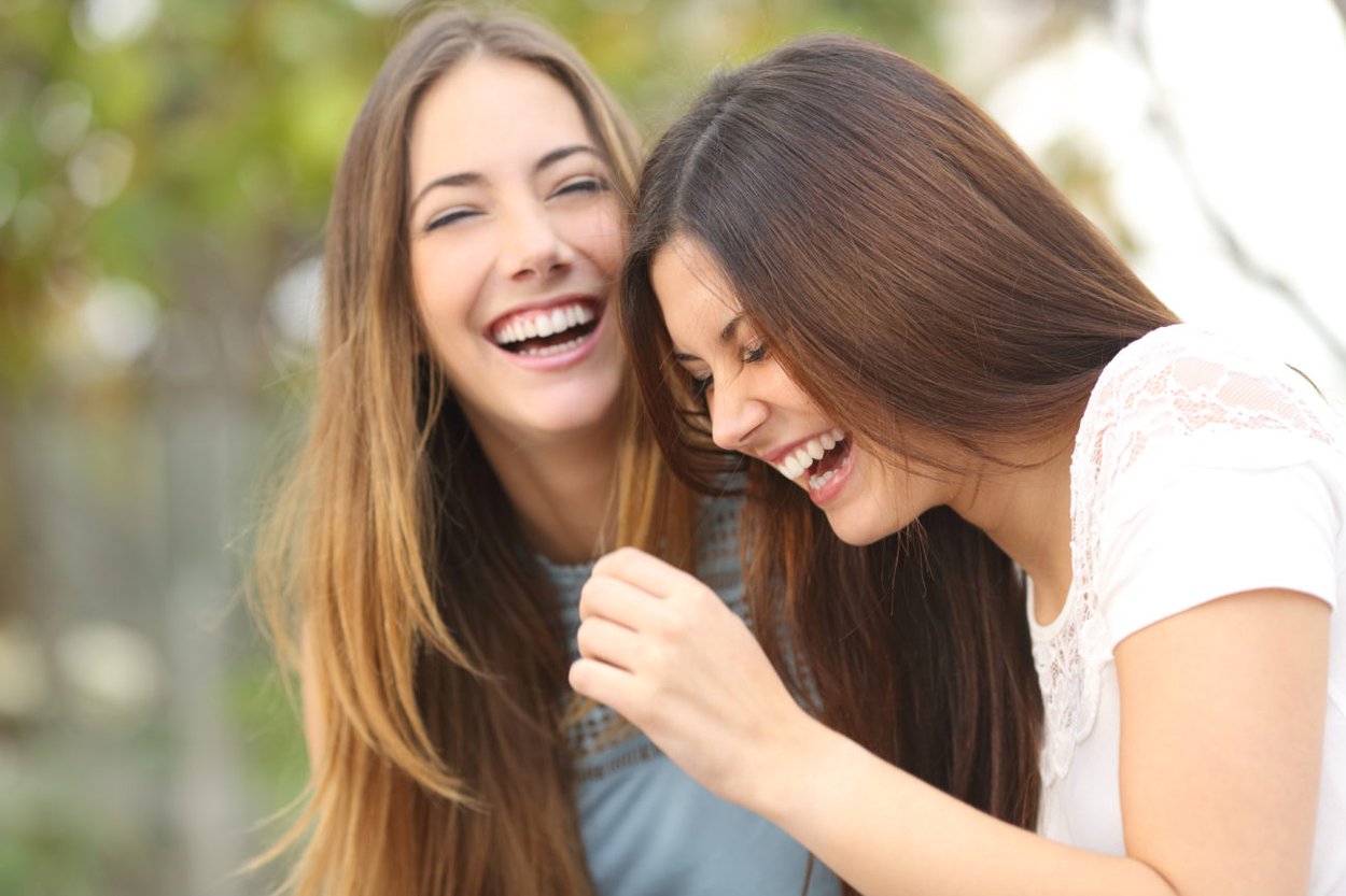 Beste Freundinnen lachen Beste Freundinnen lachen