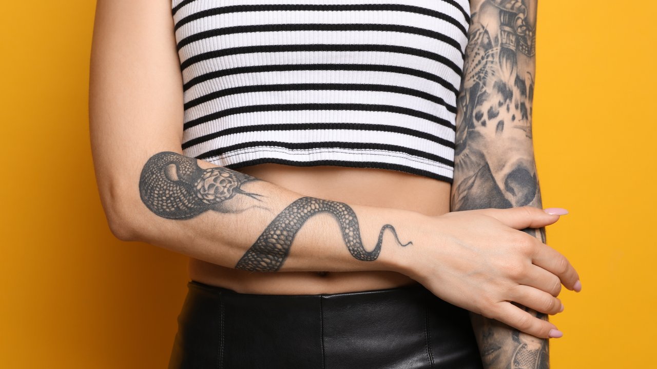 Schlangen-Tattoos können an den verschiedensten Stellen platziert werden.