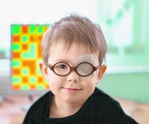 Augenpflaster für Kinder: Warum wird ein Auge abgeklebt?