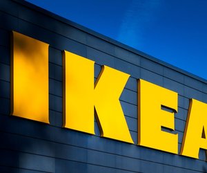 Im Herbst gehört dieses goldbraune Samtkissen von Ikea auf dein Sofa