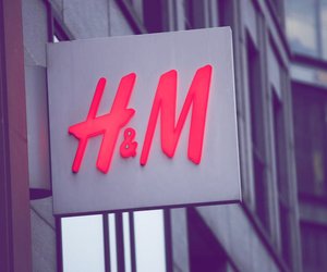 Für nur 13 Euro bekommst du bei H&M jetzt das absolute Trendoberteil des Sommers