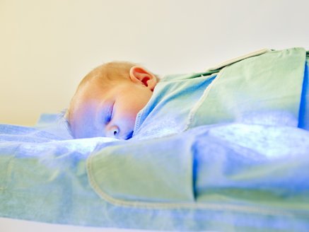 Gelbsucht: Baby in Behandlung