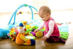 Baby, 4 Monate, beim Spielen. Baby, 4 Monate, beim Spielen.