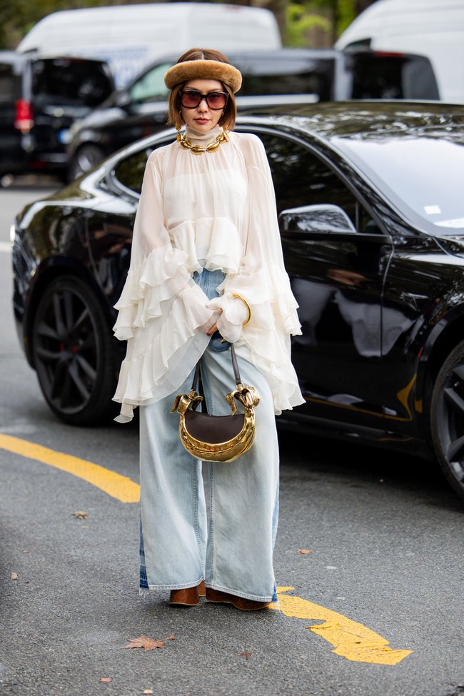 Wide Leg Jeans: So stylst du den angesagten Trend für 2025!