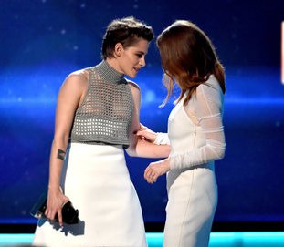 Kristen Stewart zeigt auf der Bühne Kristen Stewart zeigt auf der Bühne
